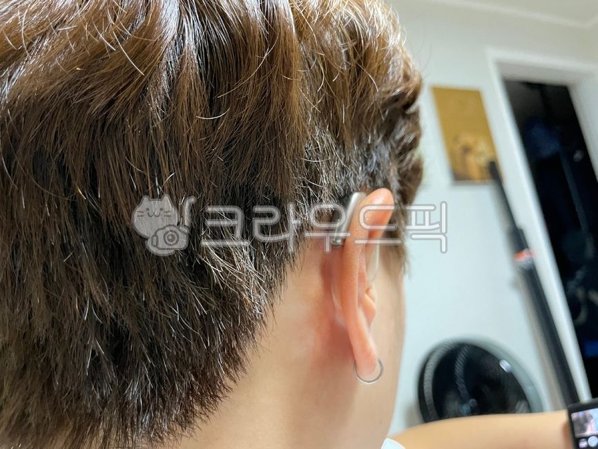 Wearing a hearing aid,bte,hearing aid,Behindtheear hearing aid,bte type