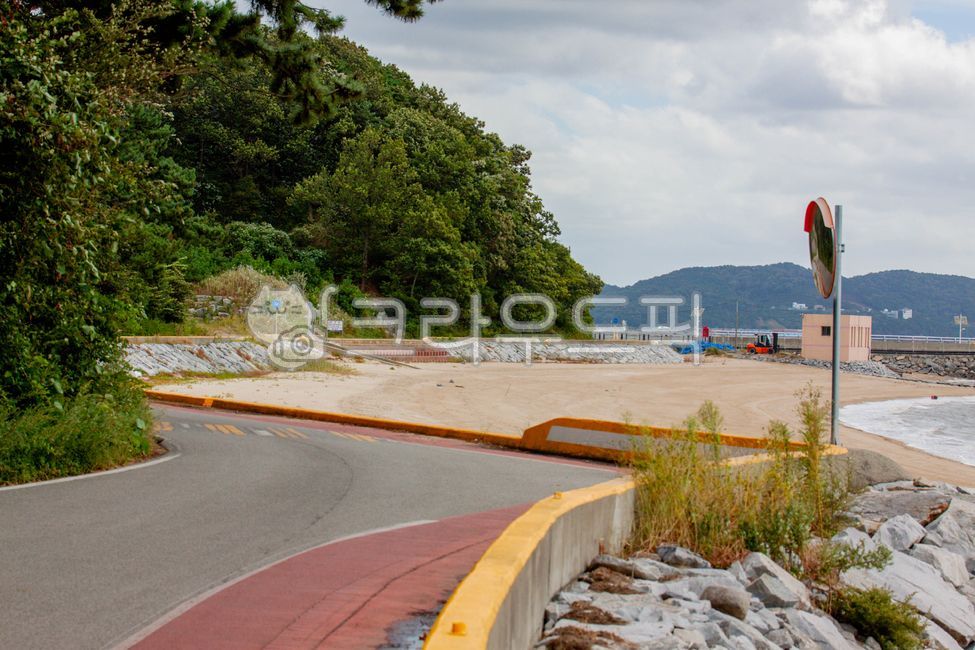 road,reflector,curve road,road name,coastal road