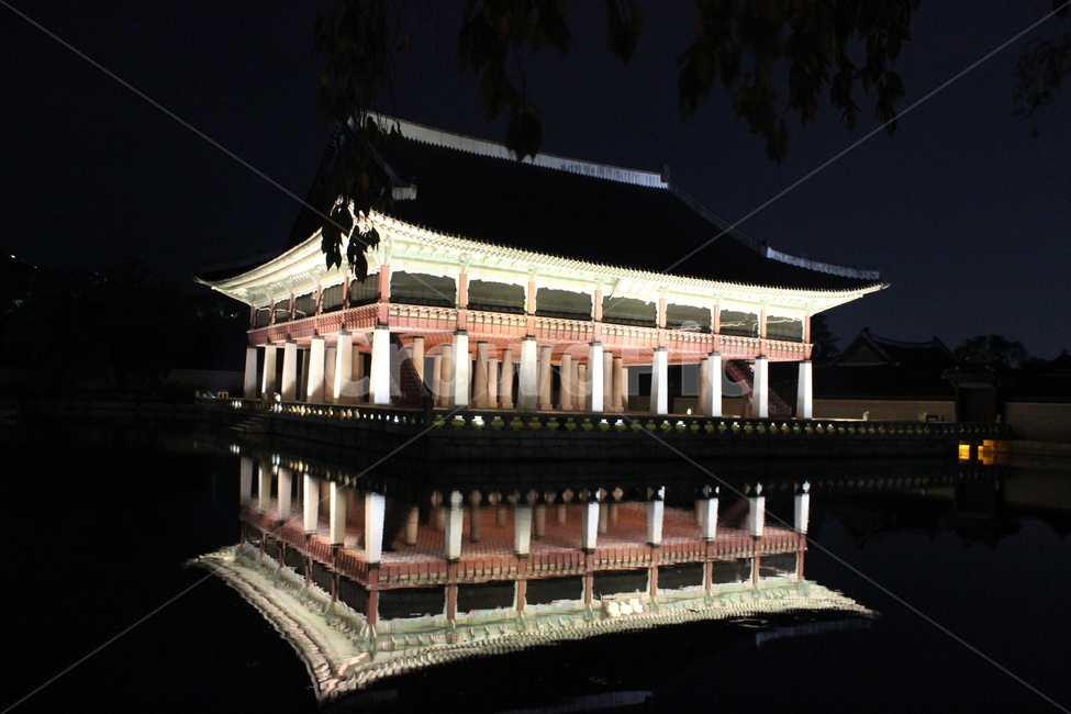 경복궁,야경,전통,궁,고궁,밤,서울,기와,궁전,호수,창덕궁,궁궐,불빛,심야,여행,문화,저녁,문화재,공원,랜드마크,한국문화,한국전통,야경,밤,풍경,nightscape,night,landscape,한국전통,한국문화,korean traditional,korean culture,랜드마크,landmark,tourist attraction,한국랜드마크,한국관광지,한국명소,korea landmark,korea tourist attraction,건축물,건물외관,exterior,building,structure,architecture,construction
