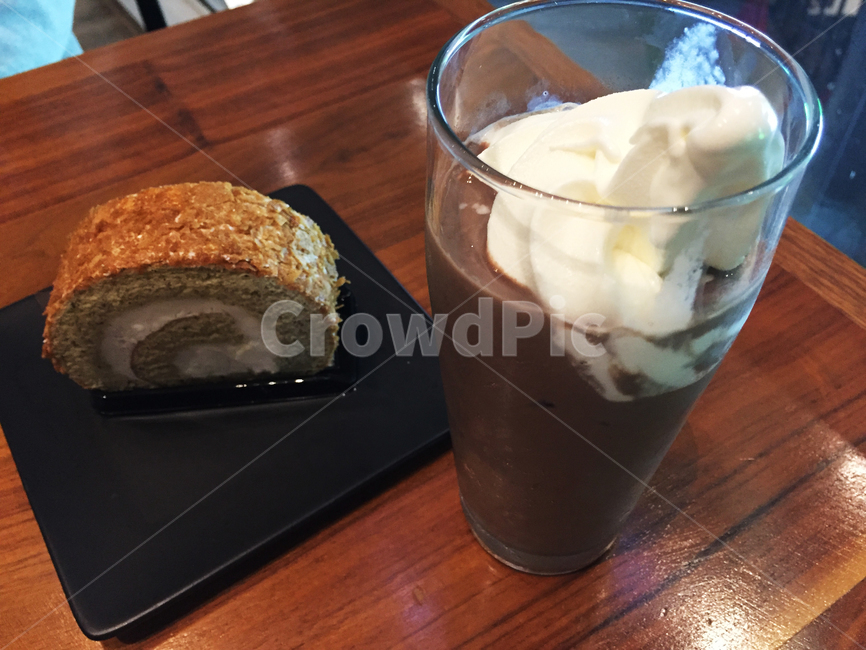 아이스크림,초코,디저트,카페,롤케잌,테이블,아이스초코라떼,음식,식재료,요리,food,cook,meal,dishes,food reserves,디저트,간식,후식,dessert,snack