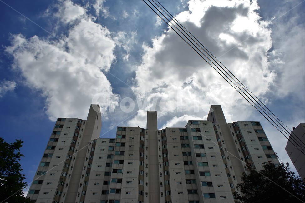 하늘,아파트,거주지,구름,파랑,흰색,sky,wideangle,building,apartment,cloud,resident,blue,white,재개발,재건축,투자,투기,건축물,고층건물,urban,town,주거시설,고층아파트,배경,건축,부동산,건설,도시,풍경,city,landscape,한국도시풍경,한국도시경관,korea cityscape,nature,자연,weather,날씨,outdoors,옥외,cumulus,적운