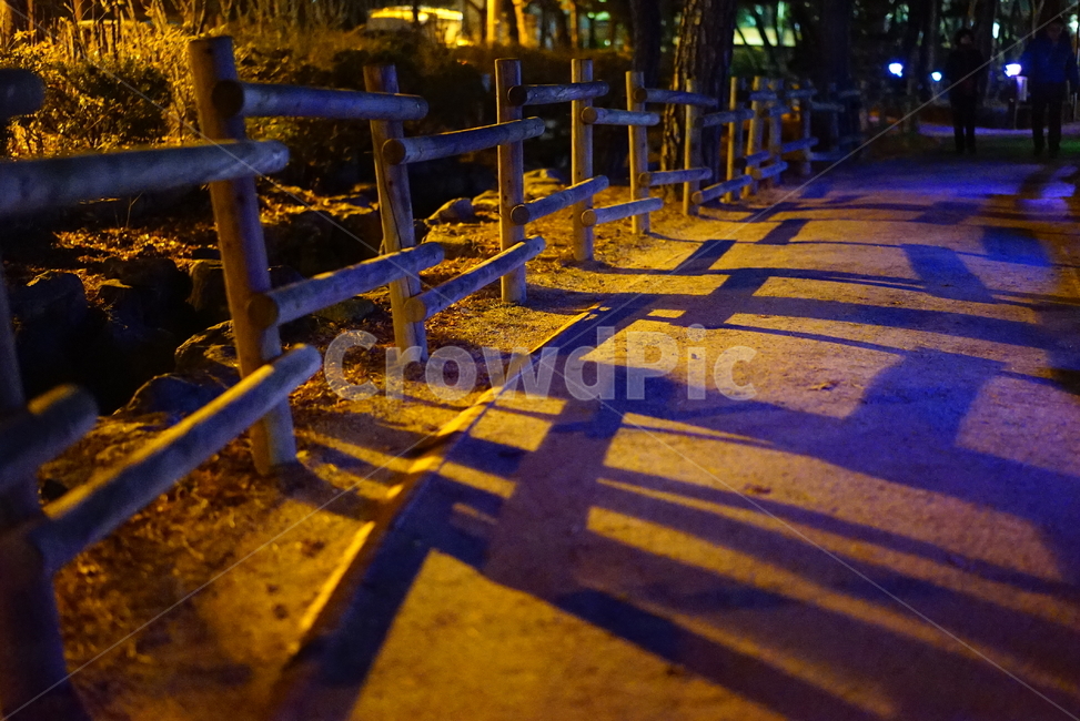 banister,난간,handrail,person,human,그림자,야경,공원,산책