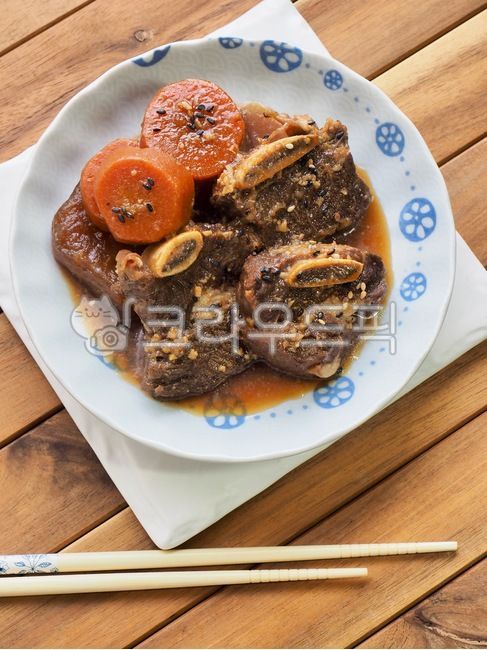 steak,asianfood,beef steak,sidedish,beef,plate,sauce,Korean traditional food,galbijjim,side dish,Korean food,beefribs,Asian food,cooking,beefrib,porcelain plate,beefsteak,traditionalfood,koreanfood,beef ribs,porcelainplate,koreantraditionalfood,food,meal,