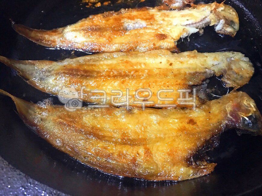 fried food,rice side dish,golden brown,Seodae,side dish,inhospitality,rice thief,Korean food,fat,roast,koreanfood,cast iron frying pan,Korean cuisine,cook,Korean,Grilled Fish,delicious,food,Grilled Pak Dae,meal,dish,fish,Bakdae fried food,mukbang,home foo