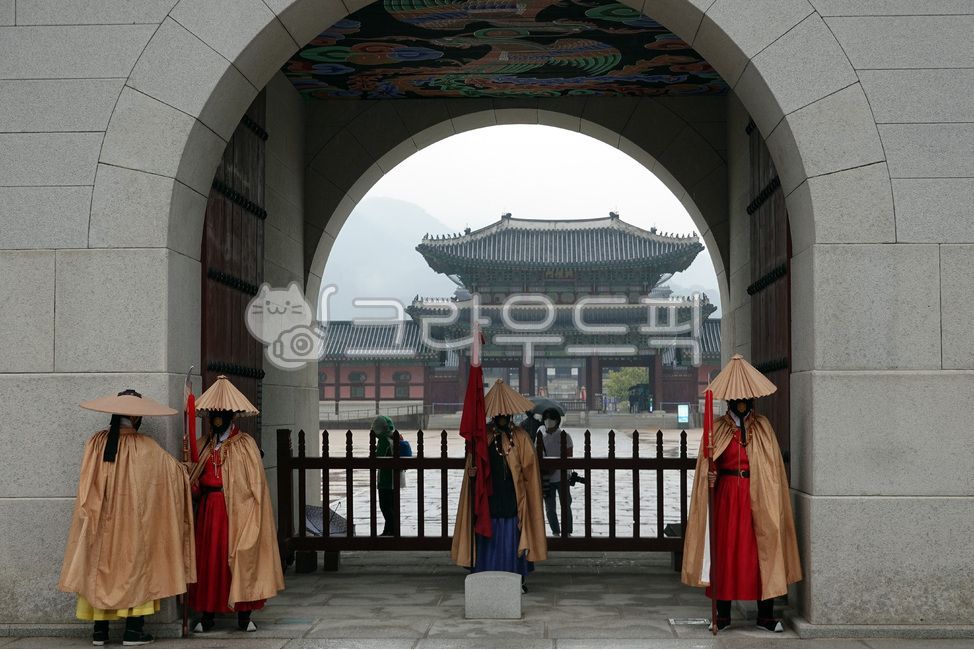 광화문,수문장,우비,성문,경복궁,보초,전통의상,전통건물,한국전통,한국도시풍경,한국도시경관,건축물,gwanghwamun,guardgate,raincoat,castlegate,gyeongbokgungpalace,sentry,traditionalcostume,traditionalbuilding,koreantradition,koreanurbanlandscape,architecture,의복,apparel,사람,person