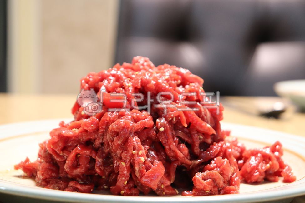 Yukhoe,beef yukhoe,raw meat,Korean beef yukhoe,yukhoe restaurant,yukhoe dish,Korean beef tartare,yukhoe,raw beef dish,Korean raw meat,Korean sashimi,beef sashimi,seasoned beef,Korean appetizer