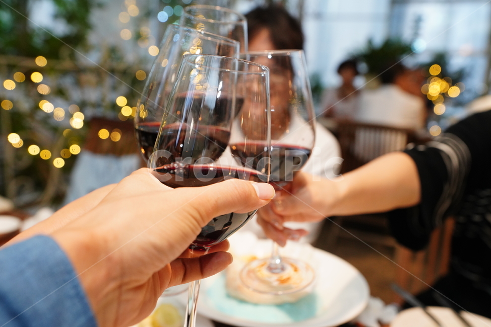 와인,wine,마실거리,잔,유리,glass,인간,person,사람,human,건배,술,주류,alcohol