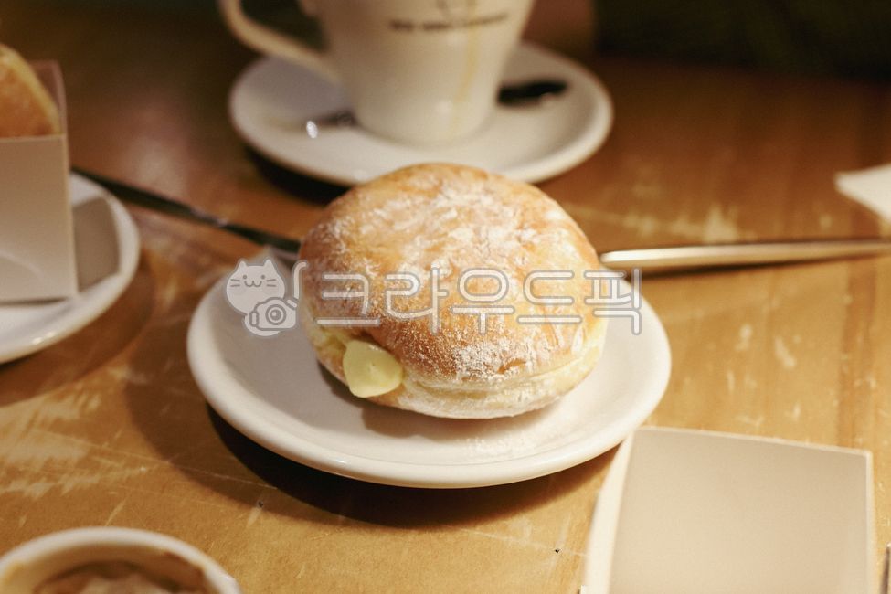 bread,saucer,donuts,snack,food,Pilppang,Cream Donut,dessert,cafe dessert,donut,Vanilla Cream Donut,Homemade Donuts,Fresh donuts