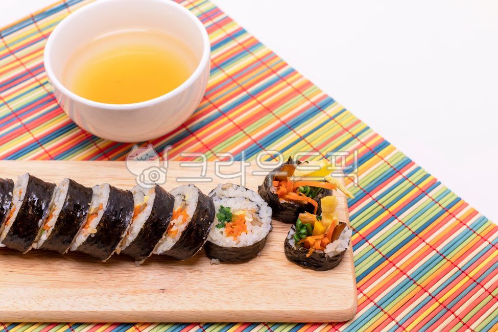 Pickled radish,kimbap,ham,Fish cake,Kimbal,carrots,chives,rice,burdock,Odang