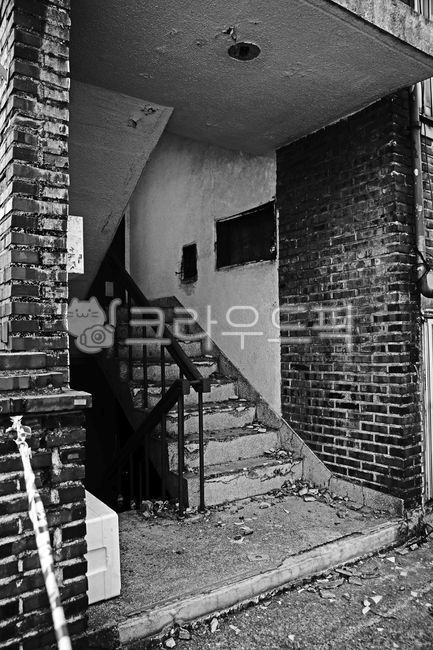 redevelopment,Uiwang city,redevelopment district,stairs,Multifamily housing,Demolition,house,Naeseonla District,Naesondong,abandoned house,multigenerational housing,Grayscale