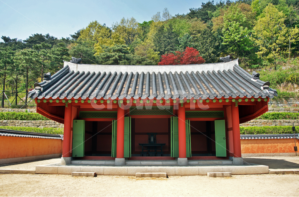 Hwaseongseong Shin Holdings,memorial tablet,Seongshinsa Temple,Suwon Hwaseong Fortress,ancestral rites,virtue,shrine,Paldalsan Mountain,Original product