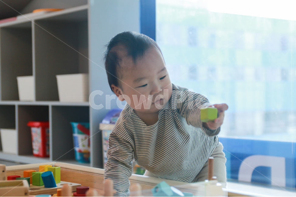 아기,육아,도형놀이,도형,장난감,완구,성장,두뇌발달,발달,아이,어린이,유아,인지,인지놀이,원목,막대,세모,네모,동그라미,블럭,나무블럭,작은,손,고사리손,신체,재미,퍼즐,베이비카페,돌아기,유아용품,원목교구,색상,컬러,창의력,교육,남자아이,남자아기,귀여운,사랑스런,장난꾸러기,개구장이,가족,인물,모델,얼굴,표정,호기심,게임,놀이,도형블럭,사람,인물,인간,human,person,영유아,아기,애기,아이,infants,baby
