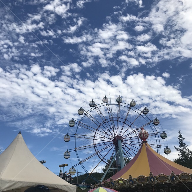 놀이동산,하늘,대관람차,글배경,구름,놀이공원,놀이동산,놀이터,amusement park,playground