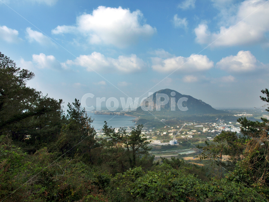 산방산,올레9코스,올레,서귀포시,제주,푸른하늘,자연,안덕면,바다,자연,풍경,nature,landscape,한국자연풍경,한국자연경관,korea nature landscape,제주도,jeju,jeju island,outdoors,옥외,land,땅,water,물,shoreline,해안선