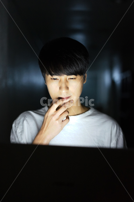 중독,인터넷중독,컴퓨터중독,게임중독,남자,게임,게이머,밤샘,addiction,gamer,game,computer,man,사람,인물,인간,human,person,얼굴표정,facial expression,face,남성,남자,man,male,정보통신기술,전자기기,전자제품,it,information,technology,electronic equipment