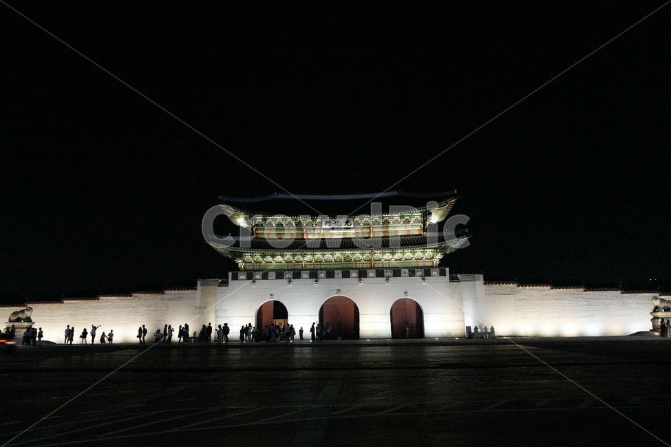 야경,광화문,서울,경복궁,밤,명소,궁궐,야경,밤,풍경,nightscape,night,landscape,한국전통,한국문화,korean traditional,korean culture,랜드마크,landmark,tourist attraction,한국랜드마크,한국관광지,한국명소,korea landmark,korea tourist attraction,사람들,대중,군중,other people,crowd,건축물,건물외관,exterior,building,structure,architecture,construction,worship,예배,shrine,신사,pagoda,탑,건물