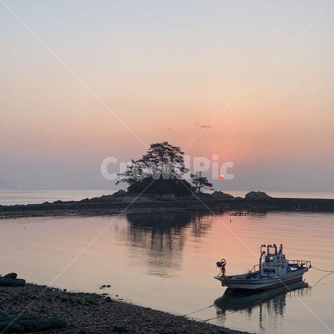 소등섬,전라남도,장흥,일출,sunrise,아침,새벽,바다,섬,island,sea,outdoors,옥외,land,nature,자연,ocean,대양,water,물,shoreline,해안선,coast,연안,해,해돋이,boat,보트,watercraft,선박,vessel