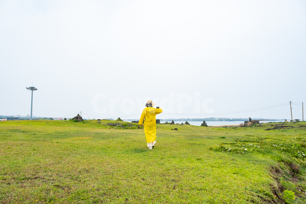 제주,제주도,우도,자연,아름다운풍경,풍경,비양도,섬,nature,jeju,life,관광,관광객,우비,들판,비,자연,풍경,nature,landscape,제주도,jeju,jeju island,사람,인물,인간,human,person,여성,여자,woman,female,lady,coat,코트,raincoat,비옷