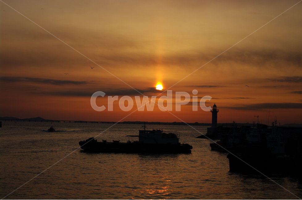 등대,노을,석양,일몰,sunset,바다,하늘,서해,한국,구름,풍경,풍광,자연,nature,landscape,배,자연,풍경,nature,landscape,outdoors,옥외,transportation,교통,vehicle,차량,boat,보트,dawn,새벽,red sky,붉은 하늘,sky,dusk,황혼,sunlight,햇빛