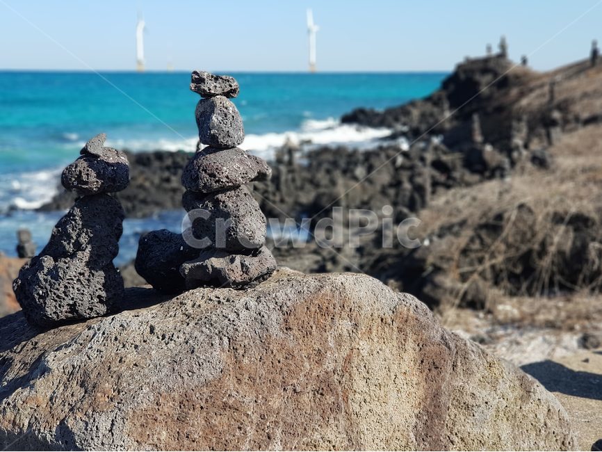 돌탑,제주도,해안도로,해안가,아웃포커싱,제주도,jeju,jeju island,rock,록,nature,자연,outdoors,옥외,water,물,ocean,대양,sea,바다