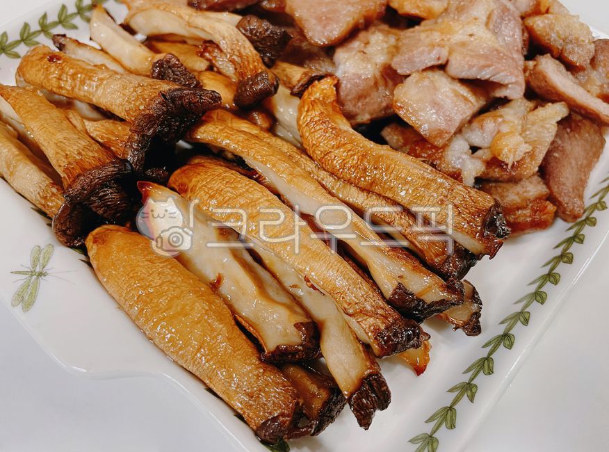새송이버섯,버섯,새송이버섯구이,버섯구이,구운버섯,구운새송이버섯,목살,돼지고기,돼지,고기,육류,삼겹살,음식,식사,접시,food,meal,pork,meat,dish