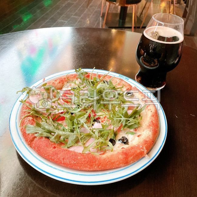 wood fired pizza,dark beer,Italian food,Arugula Pizza,Homemade Pizza,Pimac