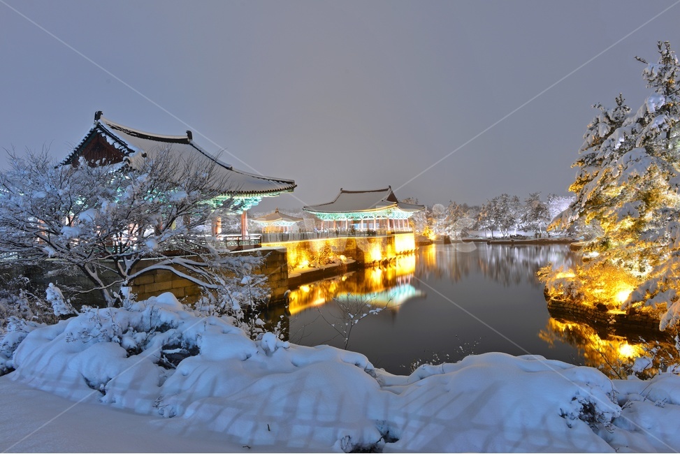 building,건물,architecture,건축물,water,물,nature,자연,outdoors,옥외,경주,안압지,안압지설경,설경,겨울,계절,폭설,눈,경치,풍경,야경,안압지야경,반영