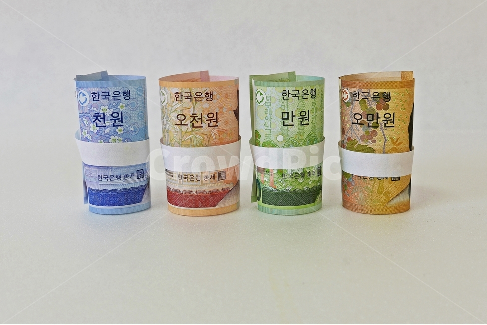돈,지폐,돈띠,묶음,한국돈,종이돈,컨셉,배경,묶은돈,띠,돈다발,천원,오천원,만원,오만원,용돈,화폐,한국은행,하얀배경,끈,종이끈,세우기,말아놓기,말기,금융,돈,finance,banking,money,누끼,remove background