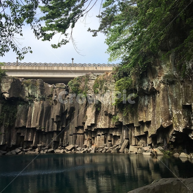 제주도,폭포,물,돌,나무,자연,자연,풍경,nature,landscape,한국자연풍경,한국자연경관,korea nature landscape,제주도,jeju,jeju island,building,건물,bridge,다리,outdoors,옥외