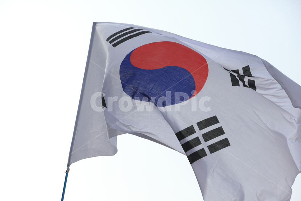 태극기,국기,깃발,휘날리는,펄럭이는,애국,애국심,한국,대한민국,태극,바람,실외,야외,하늘,공중,허공