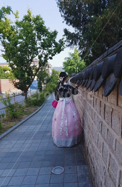 여행,전주,대한민국,한복,뒷태,길,인물사진,한국전통,한국문화,korean traditional,korean culture,한복,한국전통의상,hanbok,korean traditional clothes,사람,인물,인간,human,person,여성,여자,woman,female,lady