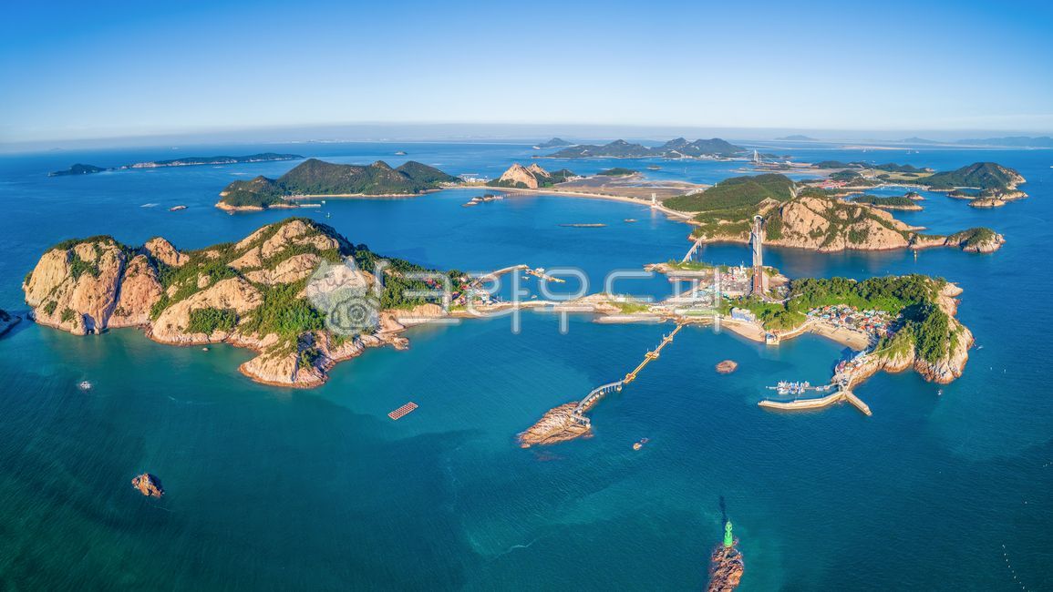 고군산군도,섬,군도,산,해안,해변,해안선,바다,물,서해,자연,풍경,수평선,전북,전라북도,군산시,군산,한국,야외,실외,항공촬영,하이앵글,여름,초록색,하늘,파란색,마을,어촌,섬마을,항구,포구,바위,절벽,암석,모여있는,많은,등표,청록색