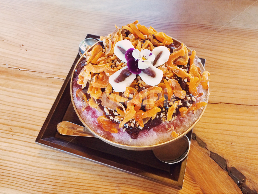 여름,팥빙수,빙수,아이스크림,디저트,주전부리,한국적인,한국,korean,korea,전통,떡,달콤한,숟가락,나무결,나무,tranditional,koreandessert,dessert
