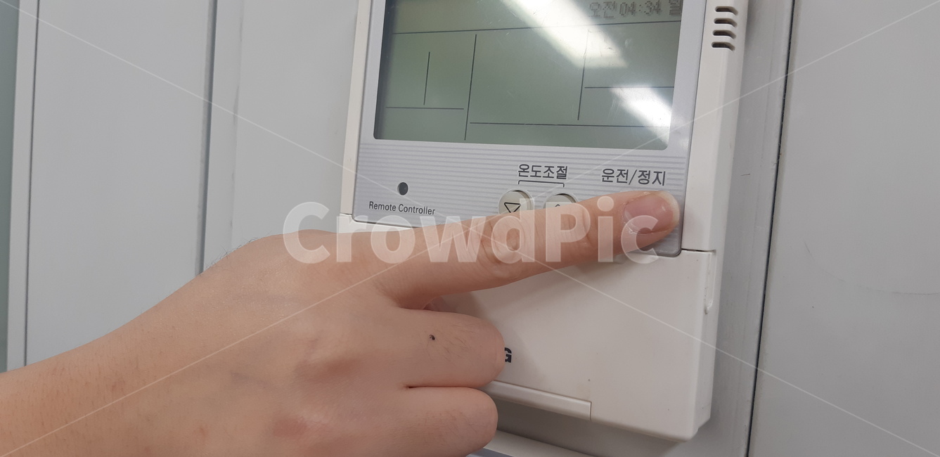 인간,손,사람,전기장치,electricaldevice,에어컨,버튼