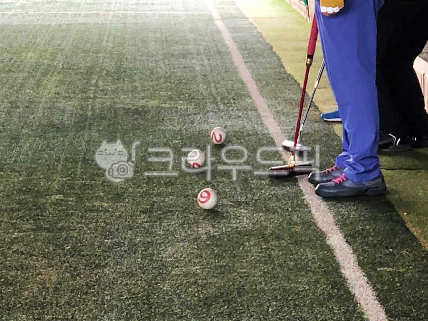 play,game,elderly,competition,gateball,ball,stick,floor,leisure,shoe,footwear,sportsequipment,teamsport,team,people,shoes,outdoor,sports equipment,team sport,background,clothing,sport