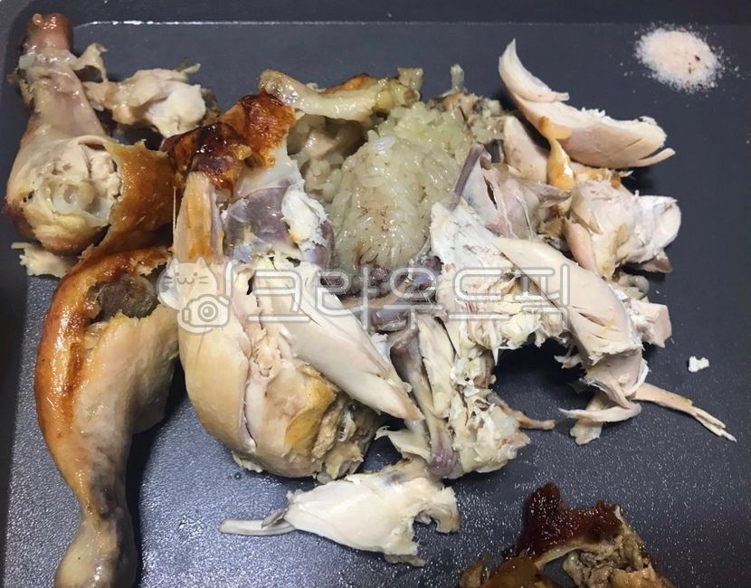 전기구이통닭,찹쌀옛날통닭,찹쌀들어간통닭,초복,중복,말복,복날,찹쌀,통닭,옛날통닭,닭요리,닭,닭고기,전기구이,쌀,밥,소금,음식,요리,식사,식재료,먹방,야식,쟁반,맥주안주,술안주,안주,별미,포장,포장음식,배달,배달음식,바베큐,치킨,chicken,bbq,meal,food,dish,cook,rice