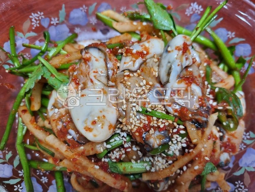 그릇,plate,유리그릇,glassware,굴무침,생굴무침,통영생굴무침,굴요리,생굴요리,통영생굴요리,driedoysters,freshseasonedoysters,tongyeongsaenggulseasonedradish,oysterdish,rawoysterdish,tongyeongrawoysterdish,무침요리,seasoneddish,koreafood,koreanfood,sesame,참깨,seasoning,양념,food,음식,cooking,요리,통깨,깨,미나리,무생채,watercelery,radishsalad