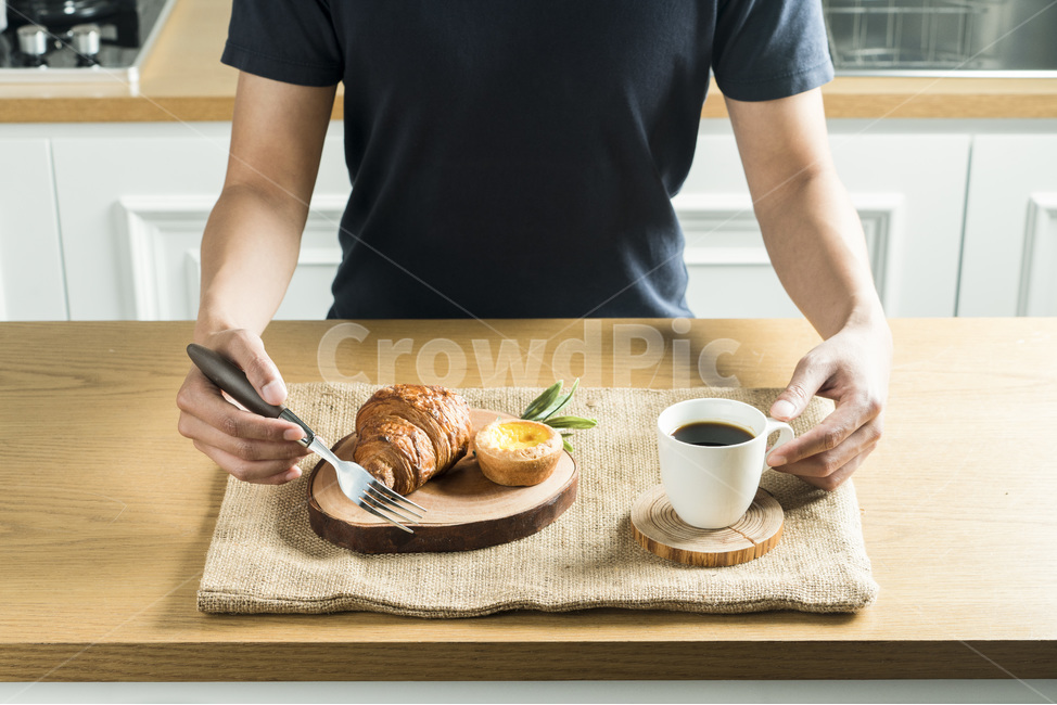 식사,음식,빵,브레드,주방,쿠킹,meal,bread,아침,런치,베이커리,부엌,식탁,food,밀가루음식,테이블웨어,나무,원목,wood,손,남자,hand,커피,coffee,morning,건강,웰빙,사람,인물,인간,human,person,신체일부,몸,body,음식,식재료,요리,food,cook,meal,dishes,food reserves,빵,bread,연출,컨셉,콘셉,direction,concept