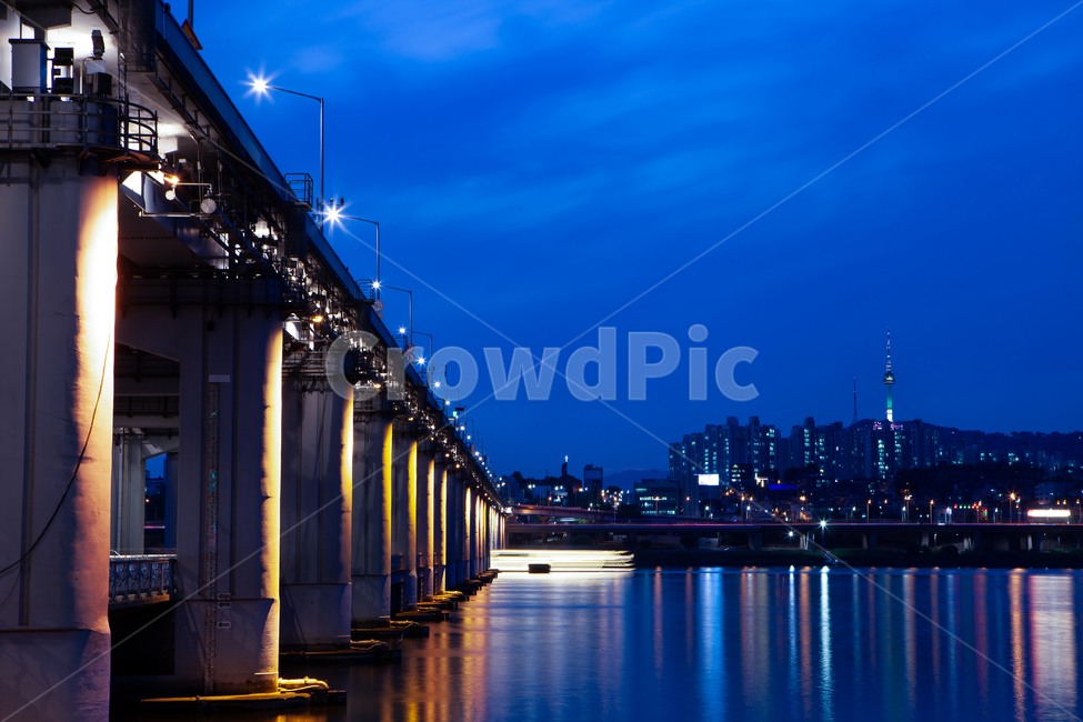 water,물,waterfront,워터프론트,pier,교각,dock,독,건물,배경,도시,야경,건축,건축물,다리,한강,교량,한강대교,반포대교,대교,불빛,반영,하천,강,강변,도로,한강다리,강물,콘크리트,교통,통로,연결,빙딩,아파트,한강공원,공원,저녁,야간,한강변,한강시민공원,남산타워,서울타워,강변로,강변북로,빛갈림,기둥,조명,가로등,백그라운드,야경,밤,풍경,nightscape,night,landscape,도시,city,한국도시풍경,한국도시경관,korea cityscape
