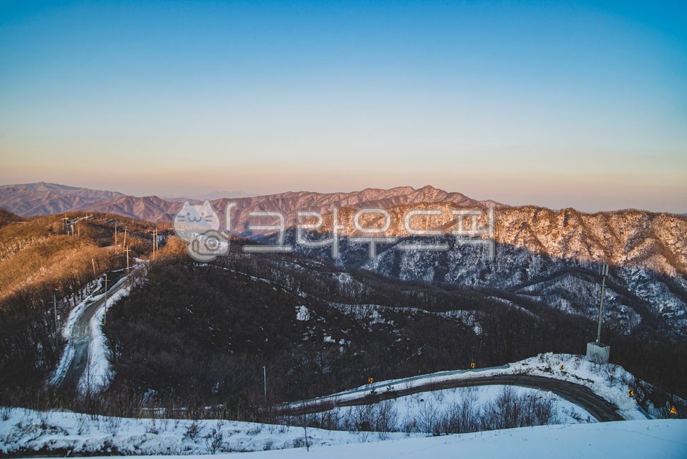 Kyung-Chul Cho Astronomical Observatory,Gyeonggi-do Hwacheon,Hwacheon,Hwacheon Astronomical Observatory,Cheonmundae-gil,observatory,observatory,Gwangdeoksan,sunset,evening sky,evening glow,sunset,evening sky,fog,mountain path,mountain path,
