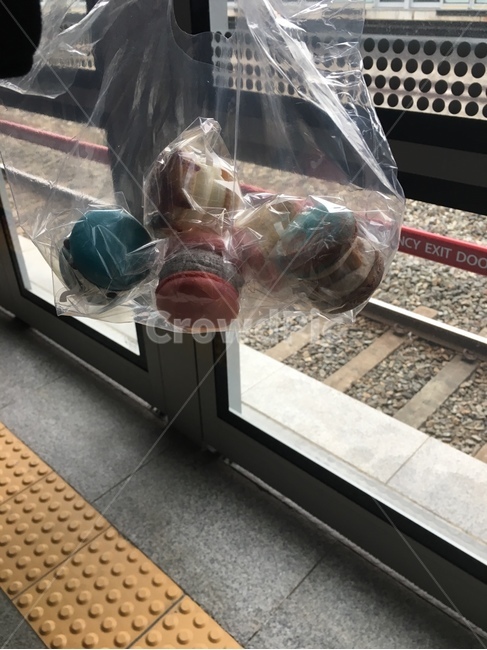 마카롱,macarong,디저트,sweet,subway,지하철,지하철역,철도,철길,돌,colorful,맛있는,먹을것