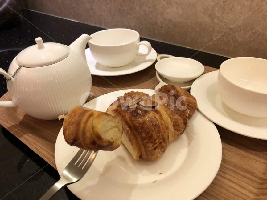 크로아상,크로와상,찻잔,주전자,차주전자,접시,플레이트,빵,포크,찻잔받침대,차,티,croissant,plate,amond,아몬드,bread,brown,white,초승달모양빵,초승달빵,프랑스빵,francebread,france,pastry,페이스트리,컵,cup,tea,teacup,kettle,빵,bread,아침식사,조식,브런치,breakfast,brunch,디저트,간식,후식,dessert,snack