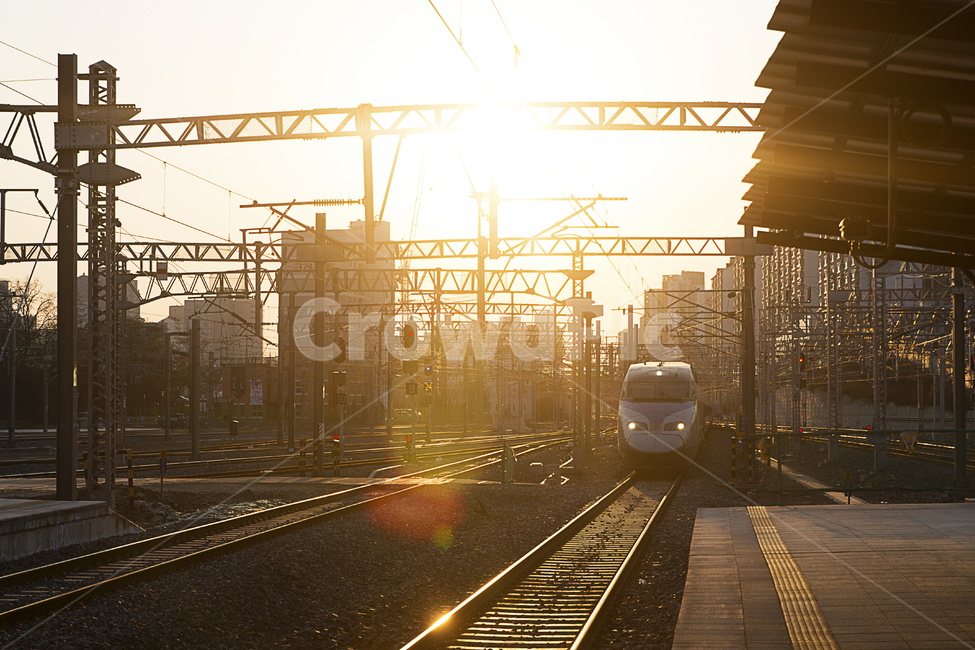 기찻길,철도,교통,레일,기차,플랫폼,노을,태양,역,railway,transportation,rail,train,traintrack,platform,sunset,sun,light,sunlight,교통,교통수단,traffic,transportation