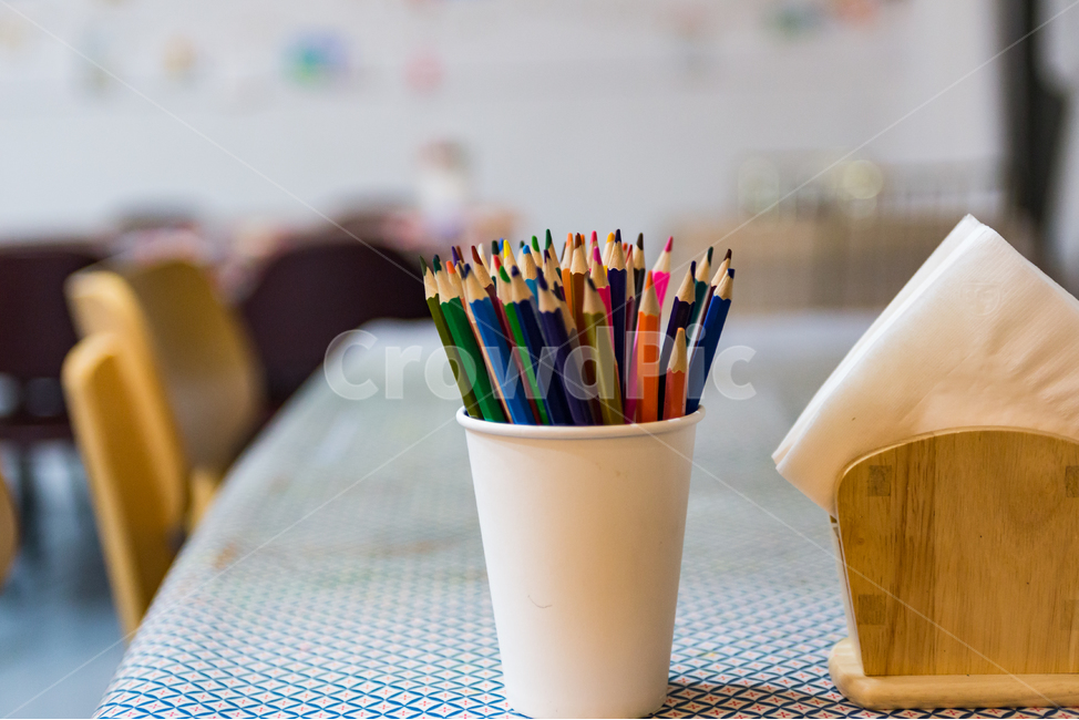 테이블,색연필,알록달록,카페,미술,감성,학용품,문구류,사무용품,school supplies,stationery,office supplies