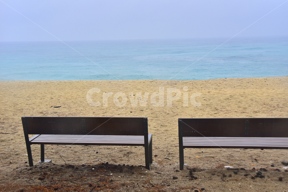 바닷가,파도,바다,동해바다,해안가,모래밭,sandybeach,coast,seashore,seaside,한국자연풍경,풍경,landscape,모래사장,해수욕장,나무,푸른하늘,포말,바다풍경,물,background,백그라운드,배경,바탕,옥외,야외,outdoor,healing,nature,자연,ocean,water,의자,쉼터,나무의자,빈의자,텅빈,한적한,벤치,bench,해변,바다,beach,sea