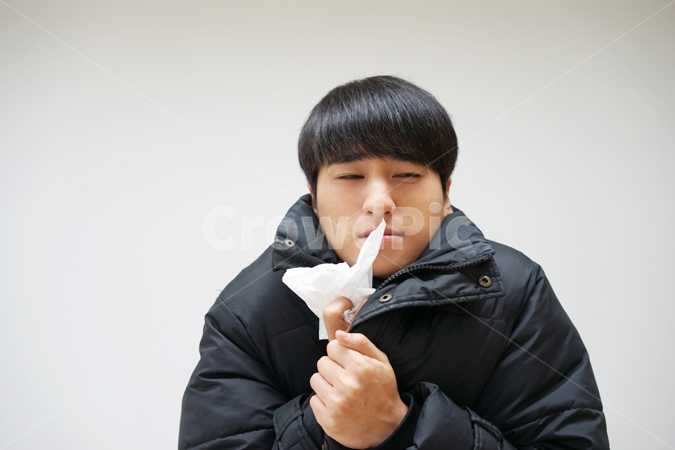 추위,강추위,남자,남성,콧물,코감기,감기,휴지,겨울,패딩,한파,몸살,겨울,계절,winter,season,사람,인물,인간,human,person,남성,남자,man,male,건강,헬스웨어,헬스케어,healthware,health care