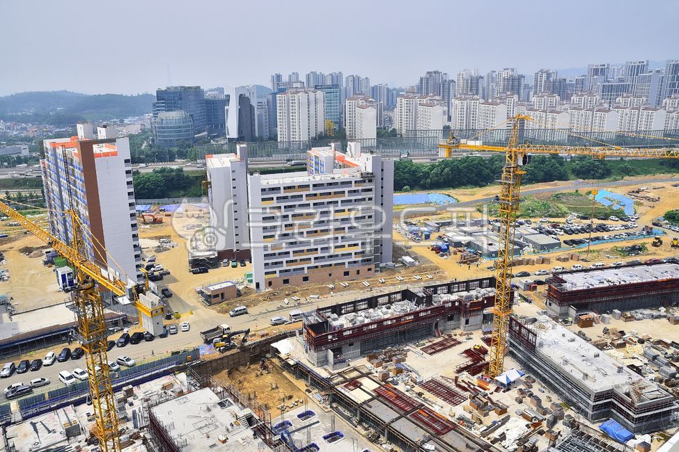 건설현장,건축현장,크레인,타워크레인,아파트건설현장,기계,작업,노동,개발,아파트건축현장,건설업,건축업,현장,작업장,배경,industrial,바탕,백그라운드,야외,construction,산업,옥외,아파트공사현장,재개발,주택단지,constructioncrane,건설크레인,자연,outdoors,기초공사,차량,철골,땅,대지,아시바,비계,신도시,대도시,도시,시티,신축공사,산업,industry,industrial,건설업,건축업,construction industry