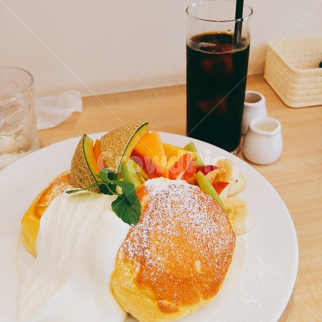 카페,팬케이크,빵,커피,핫케이크,음식,디저트,간식,수플레팬케이크,cake,bread,pancake,soufflecake,food,foodpic,dessert,cafe,과일,생크림,고칼로리,달콤한,달달한,coffee,브런치,brunch
