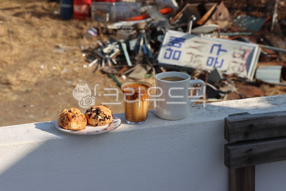 atmosphere,snack,latte,baking,coffee cup,scone,scon,Emotion,bread,bakery,Cafe Latte,Latte,food,cafe,dessert,coffee,Americano,desert,mug,cup