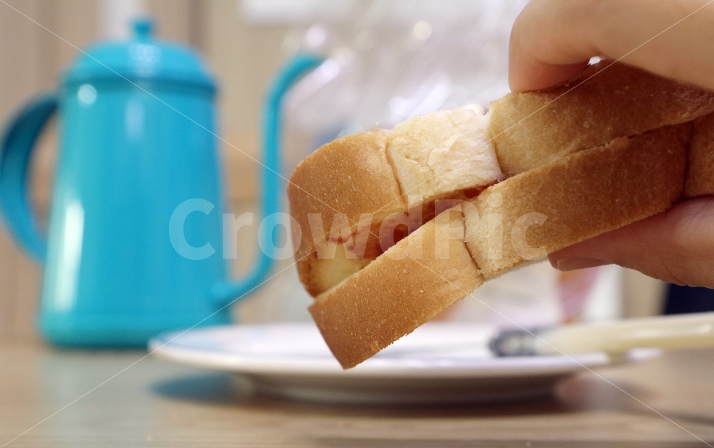 빵,음식,아침,먹다,식빵,아침식사,식사,간단한,간단한식사,사람,인물,인간,human,person,음식,식재료,요리,food,cook,meal,dishes,food reserves,빵,bread,아침식사,조식,브런치,breakfast,brunch